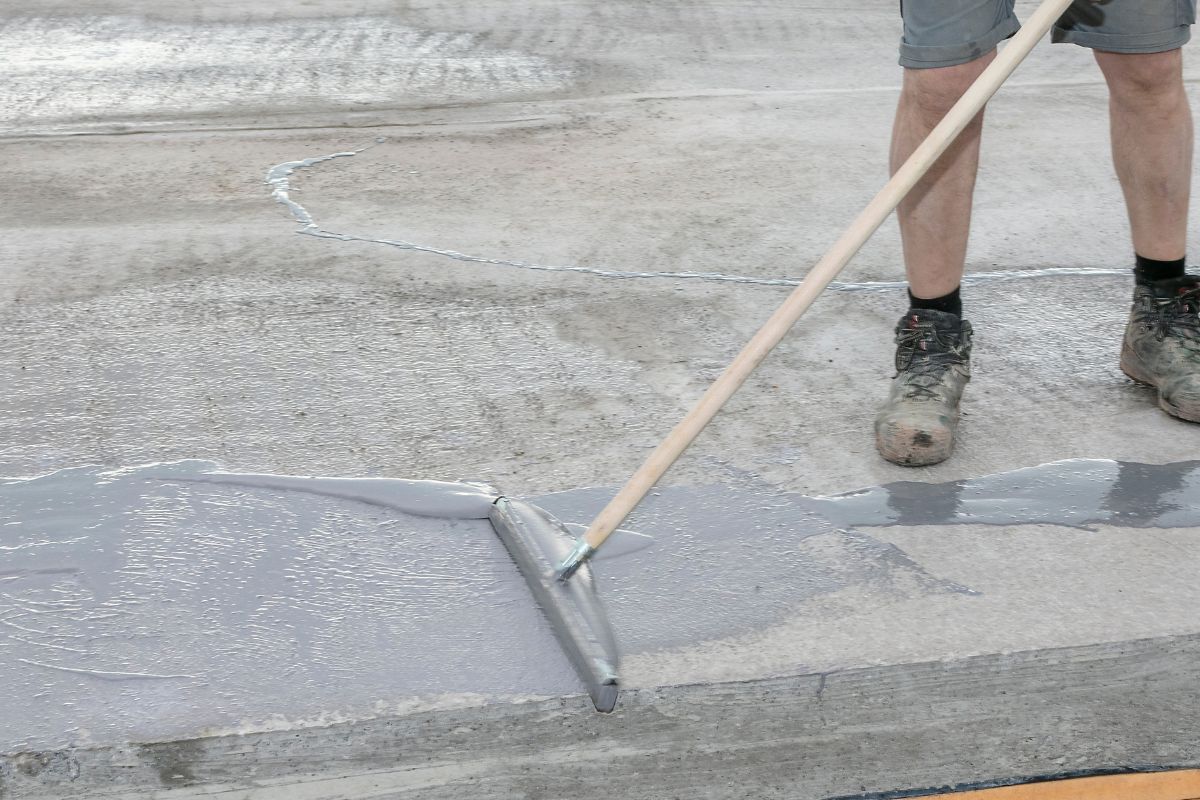 Pro zajištění optimálního spojení s podkladem je třeba před nanesením první těsnící vrstvy uzavřít podklad vystěrkováním. Za tímto účelem se MC-Proof SLM pomocí gumové stěrky celoplošně zapracuje do podkladu pro uzavření všech dutin a pórů.